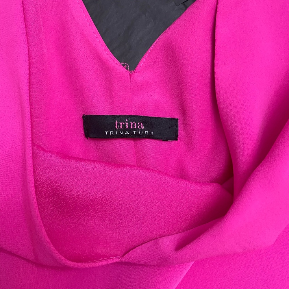 Straight-cut mini. bell sleeves. V-neck/back/tie.